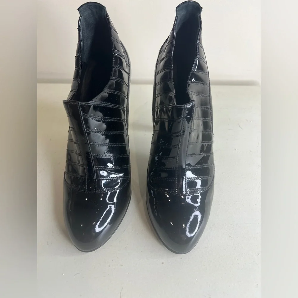 Chanel Size 39 Black Patent Leather Ribbed Ankle Boots Paris New York Collection